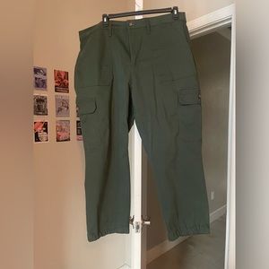 Women’s Terra & Sky green cargo pants SIZE 20